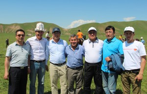 与牧民代表合影